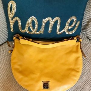 Like New Dooney & Bourke pebbled leather handbag